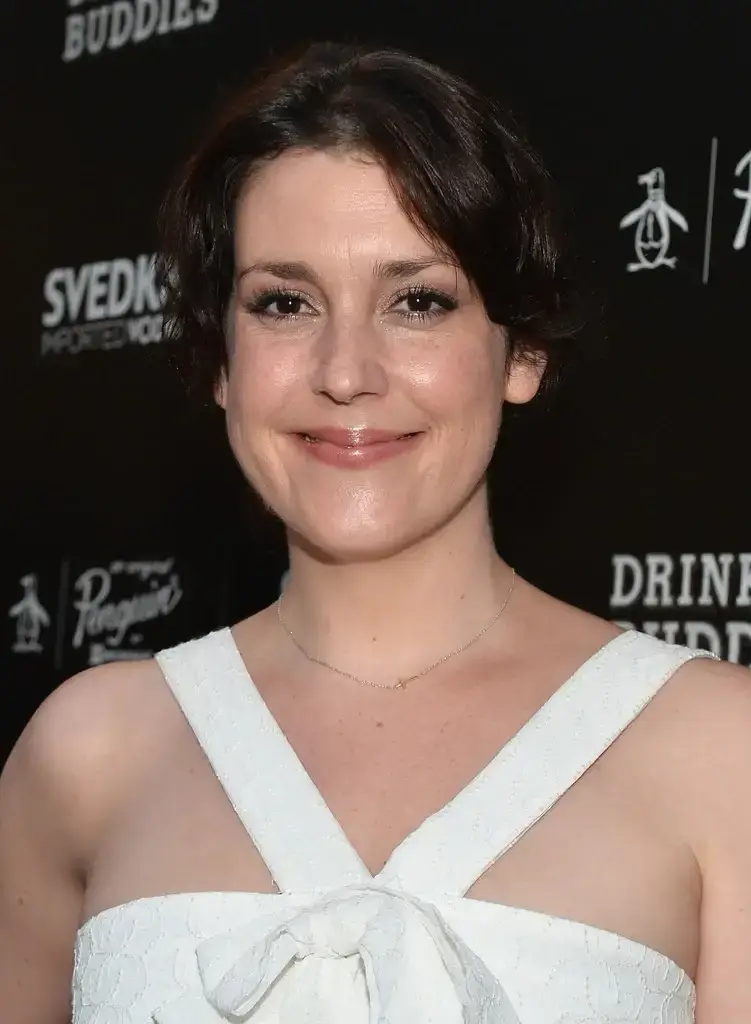 NEW ZEALAND ACTRESS MELANIE LYNSKEY LONG LEGS SHOW IN WHITE TOP